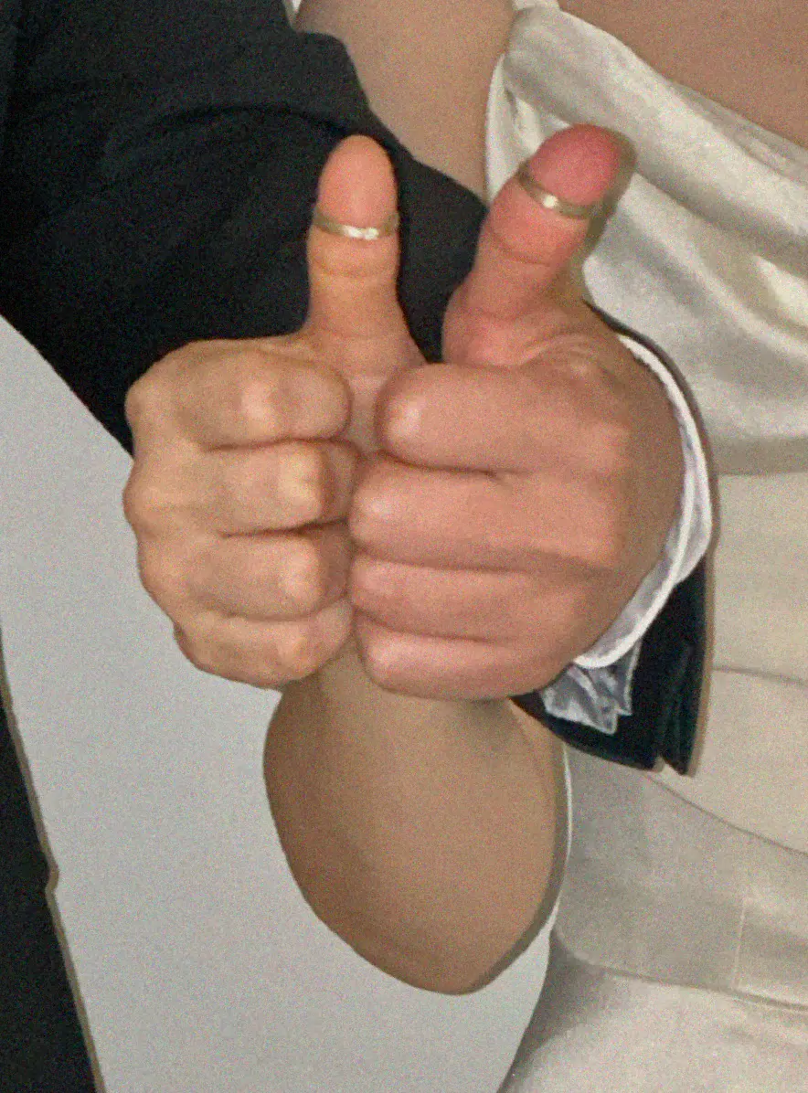반지 낀 두 손
